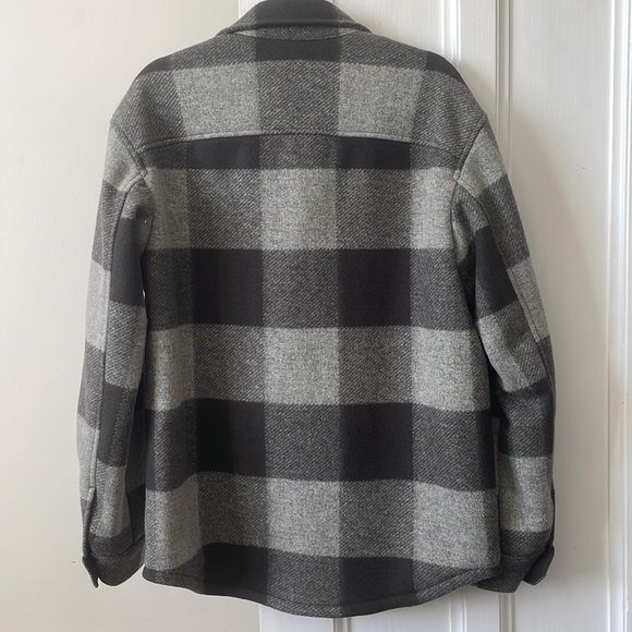 🫶🏻HOST PICK🫶🏻 UNIQLO shirt jacket UNISEX (man size XS = woman size M) - Picture 3 of 3